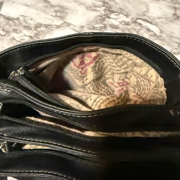 Elegant Black faux Leather Shoulder Bag - Picture 3 of 7